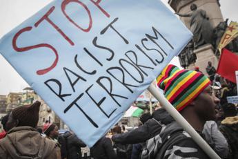 Razzismo, rapporto Amnesty: “Preoccupazione per discorsi d’odio e discriminazioni”