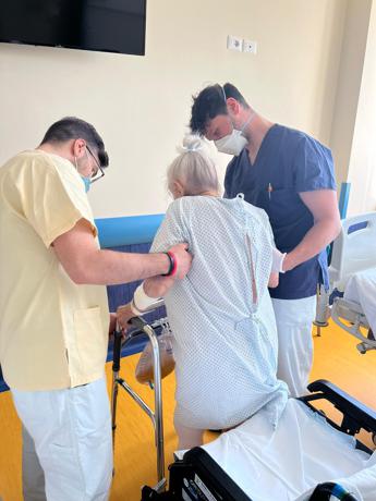 Maria protesi d’anca a 101 anni, in piedi a 36 ore dall’intervento