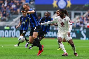 Inter Torino 2 0, doppietta Calhanoglu e granata in 10: festa nerazzurra a San Siro