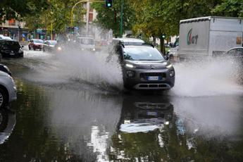 Maltempo a Milano, tanta pioggia e allagamenti: crescono livelli Seveso e Lambro