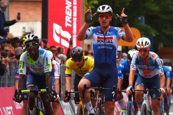 Giro d’Italia, Merlier vince la terza tappa: Pogacar resta in rosa