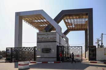 Riapre il valico di Rafah per gli aiuti, si tratta al Cairo – Ascolta