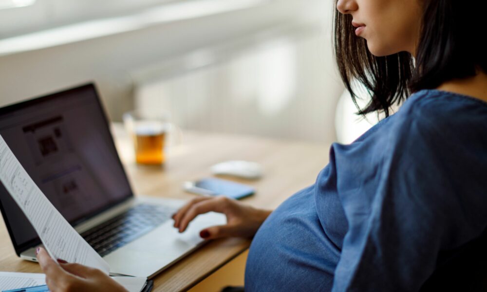 Una lavoratrice su cinque esce dal mercato del lavoro dopo essere diventata madre