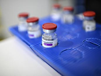 Vaccino AstraZeneca, parla lo scienziato: “Ci è stato utile, effetti collaterali una non notizia”