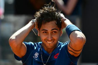 Tabilo elimina Djokovic a Roma, chi è il tennista cileno