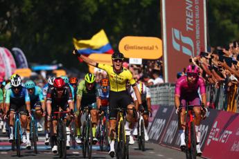 Giro d’Italia, Kooij vince la nona tappa e Pogacar sempre in maglia rosa