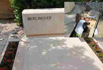 Vandalizzata la tomba di Enrico Berlinguer, la figlia Bianca: “Atto ignobile”