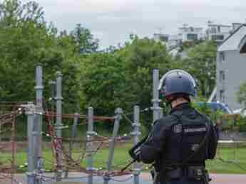 Francia, assalto a furgone polizia: 3 agenti uccisi. Detenuto e aggressori in fuga