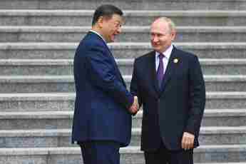 Putin in Cina da Xi, calorosa stretta di mano in Piazza Tienanmen