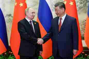 Putin a Pechino da Xi: “Relazioni Russia Cina stabilizzano il mondo”